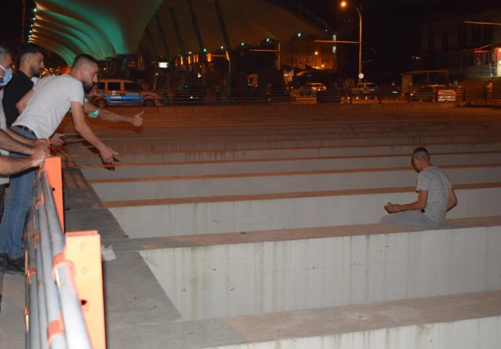  Malatya'da alt geçitteki intihar girişimini polis engelledi