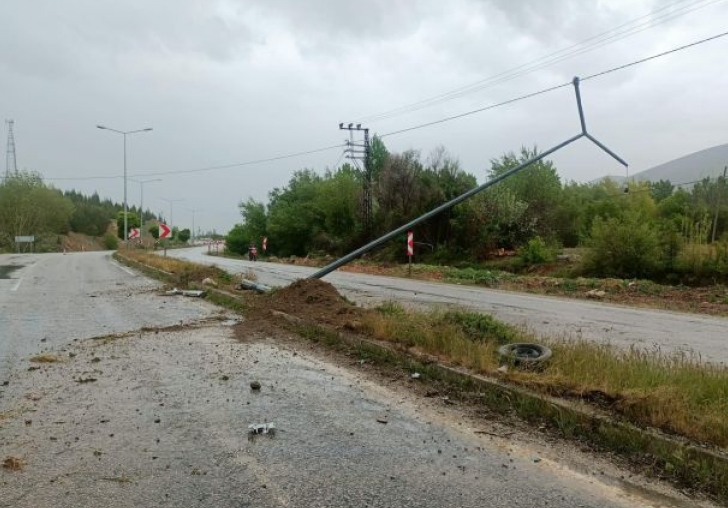 Malatya'da aydınlatma direğine çarpan araçtaki 2 kişi yaralandı