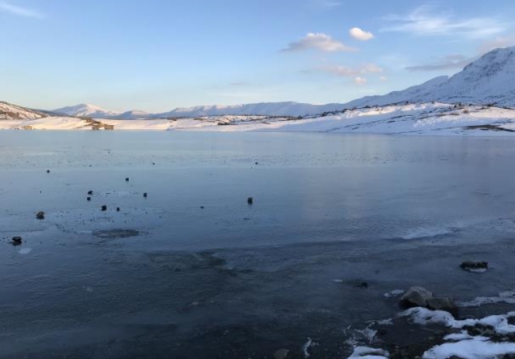 Malatya'da baraj gölünün yüzeyi dondu