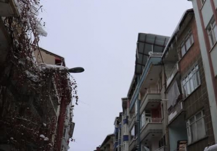 Malatya'da bir saat içerisinde 3 ayrı noktada çatı çöktü