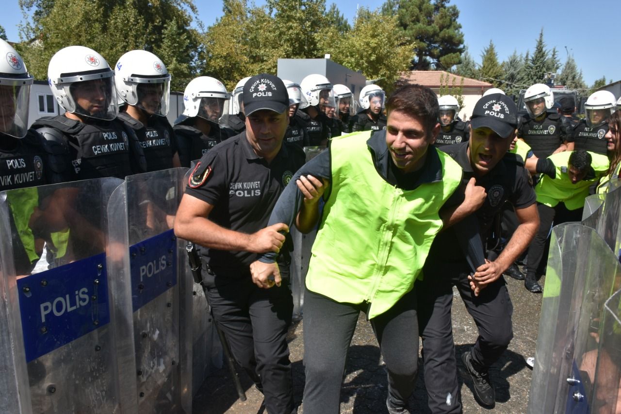 Malatya'da Çevik Kuvvet Polisinin Tatbikatı Gerçeği Aratmadı