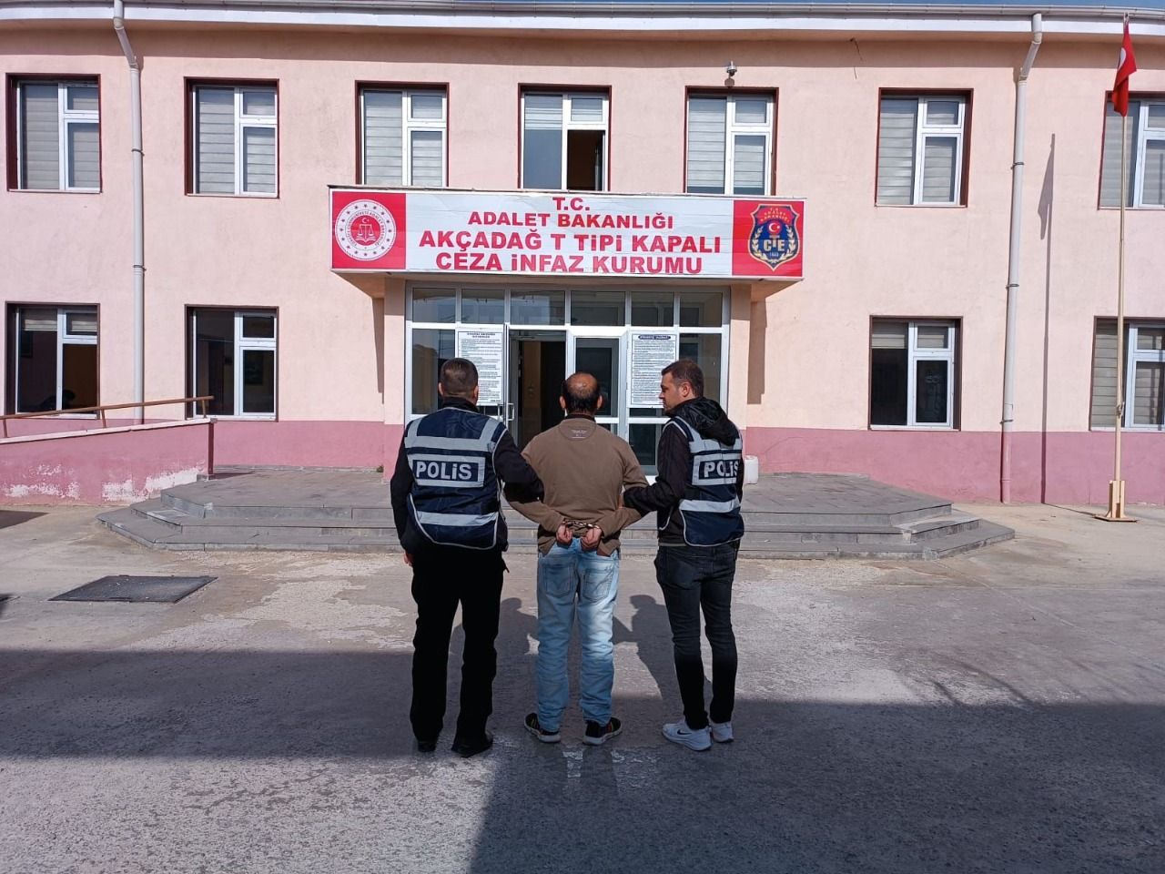 Malatya’da dehşet! Top oynayan çocuklara bıçakla saldırdı