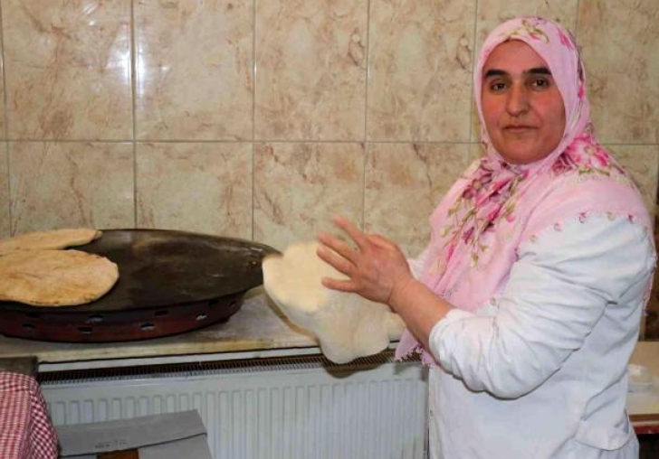 Malatya'da ekmeğin ustası Fatma abla