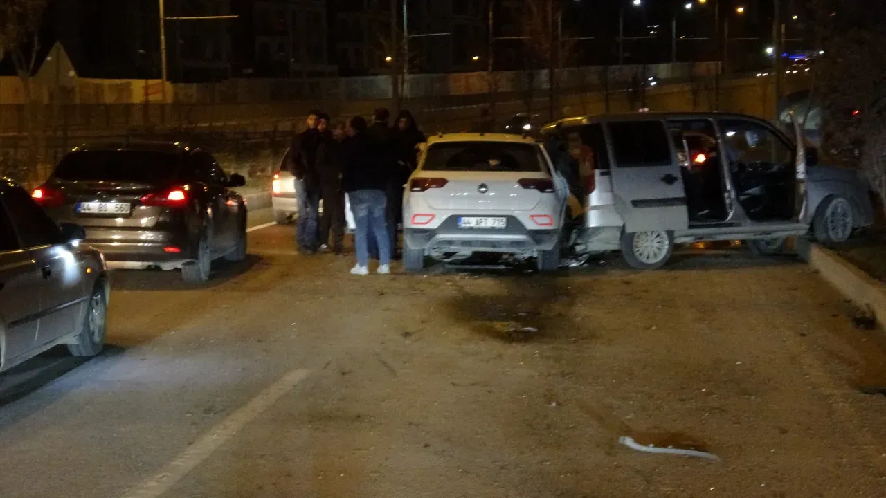 Malatya’da Feci Kaza: İki Araç Hurdaya Döndü, Sürücüler Şans Eseri Kurtuldu