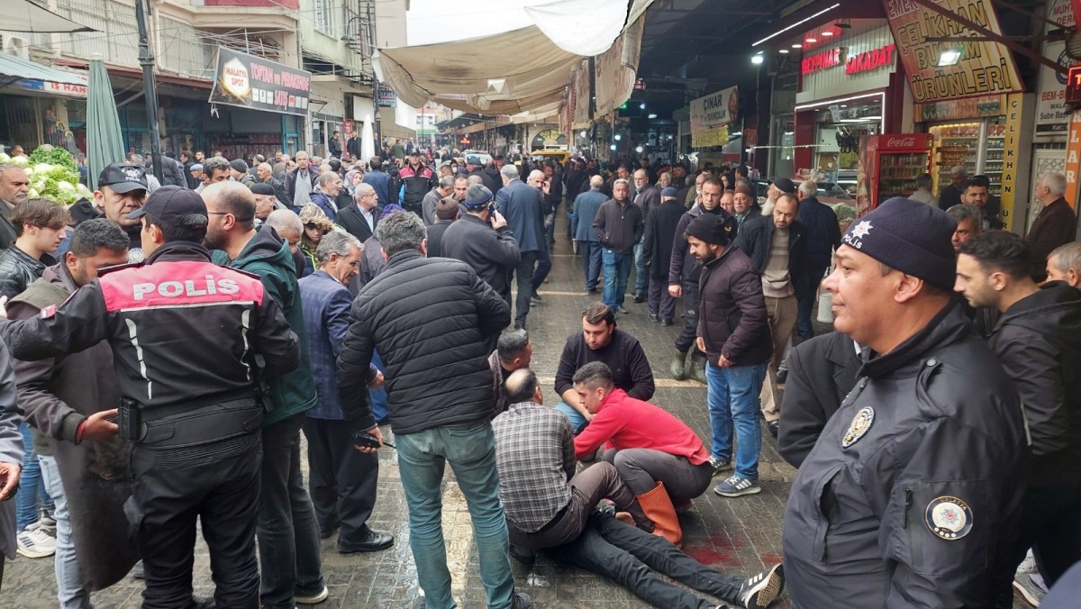Malatya’da iki seyyar satıcı arasında çıkan bıçaklı kavgada 1 kişi ağır yaralandı.