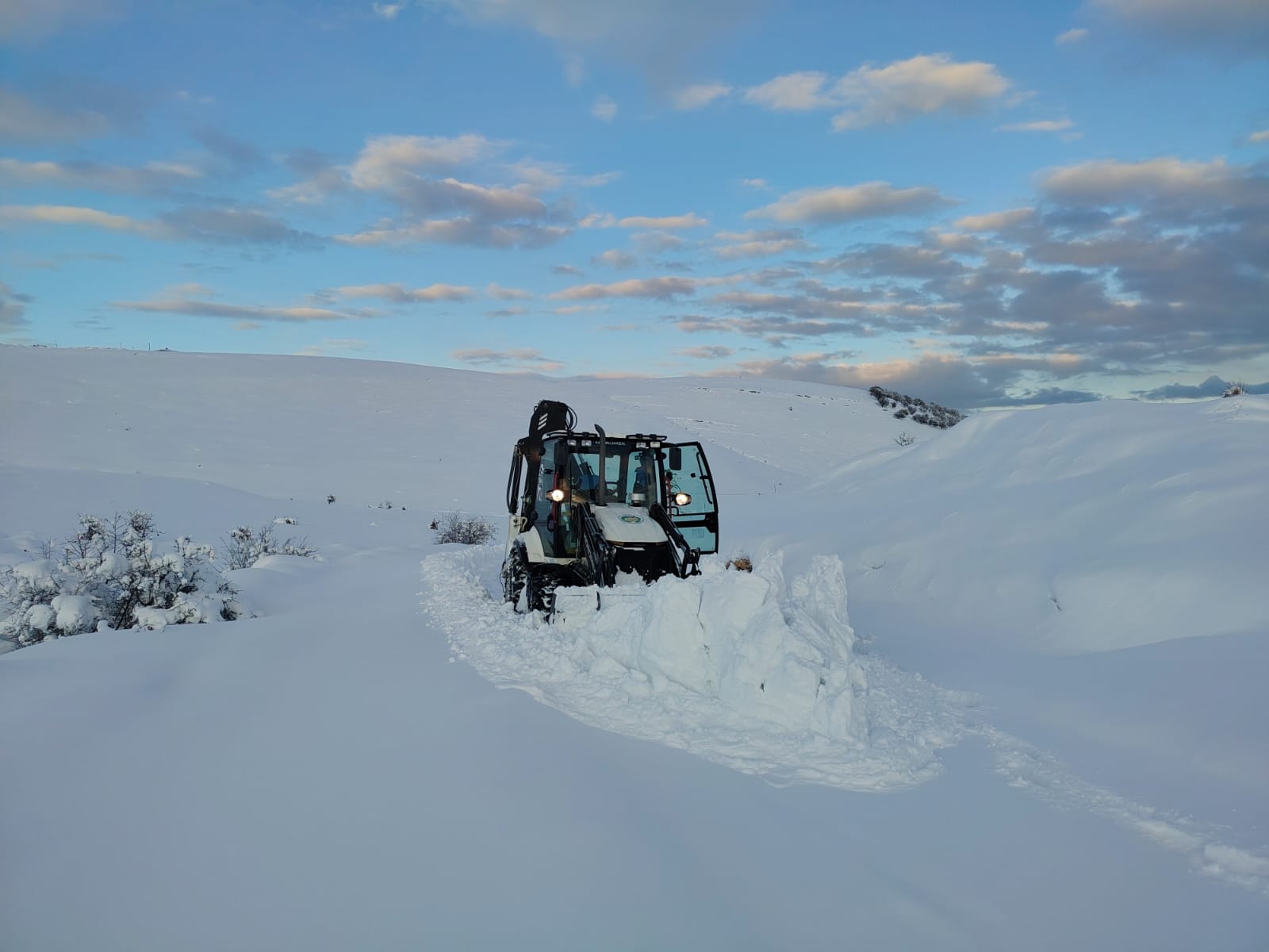 Malatya’da Kar Esaretiyle Mücadele: Ekipler Mahsur Kalanların İmdadına Yetişti!