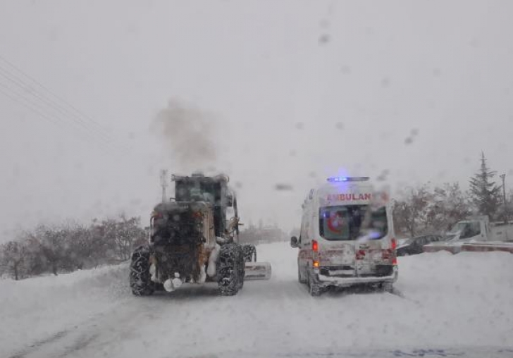 Malatya'da kar nedeniyle yolda kalan ambulans iş makinesi yardımıyla hastaya ulaştı