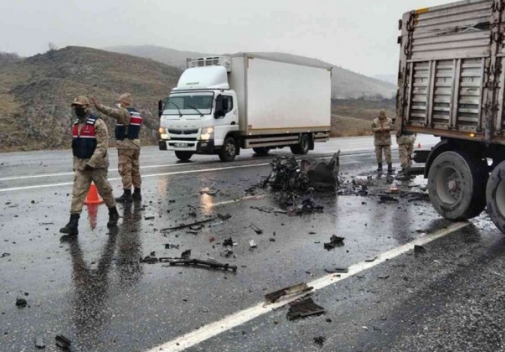 Malatyada karşı şeride geçen tır 2 araca çarptı 