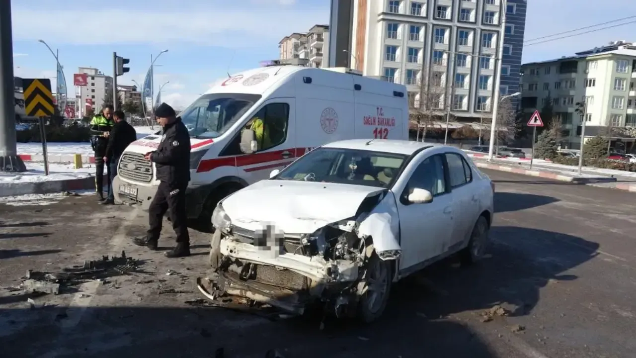 Malatya’da Kavşakta İki Otomobil Çarpıştı: 2 Yaralı