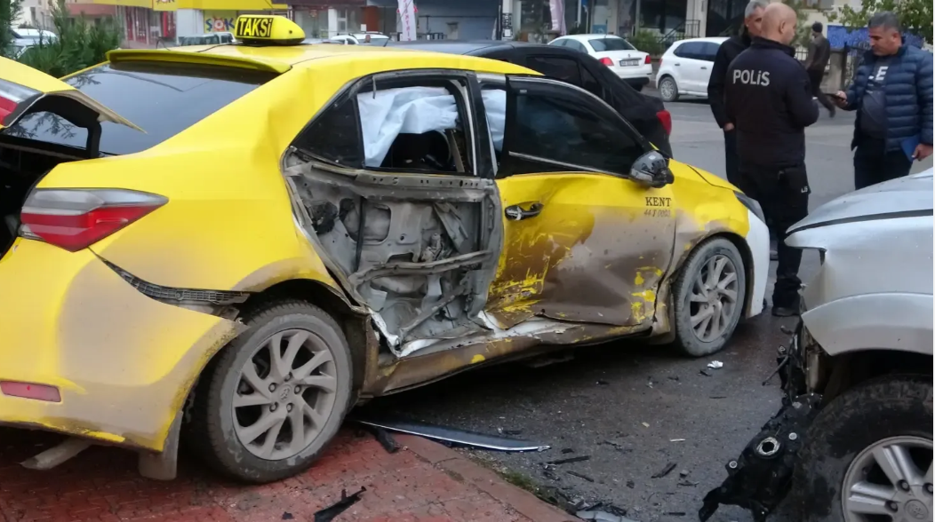 Malatya'da kavşakta şiddetli çarpışma!