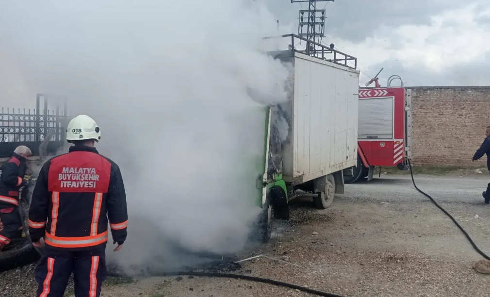 Malatya’da konteyner kentteki araç küle döndü