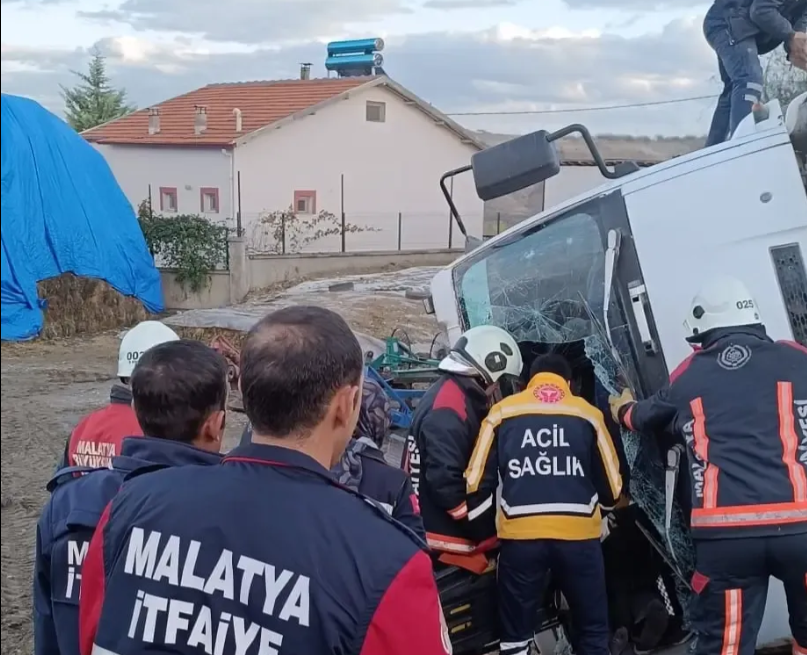 Malatya’da Korkutan Kaza Hafriyat Kamyonu Devrildi