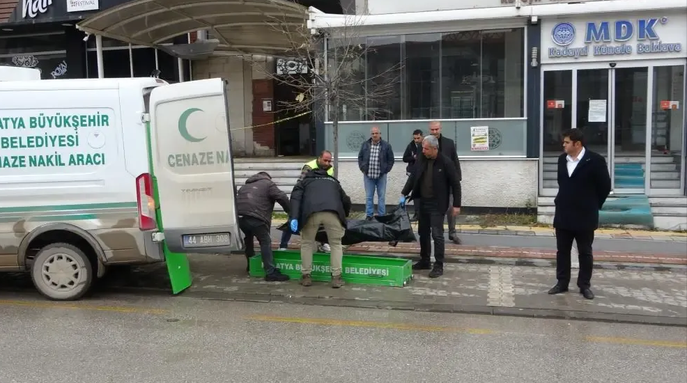 Malatya’da Orta Hasarlı Binada Ceset Bulundu