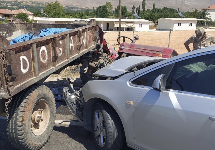Malatya'da otomobil ile traktöre çarpıştı: 4 yaralı