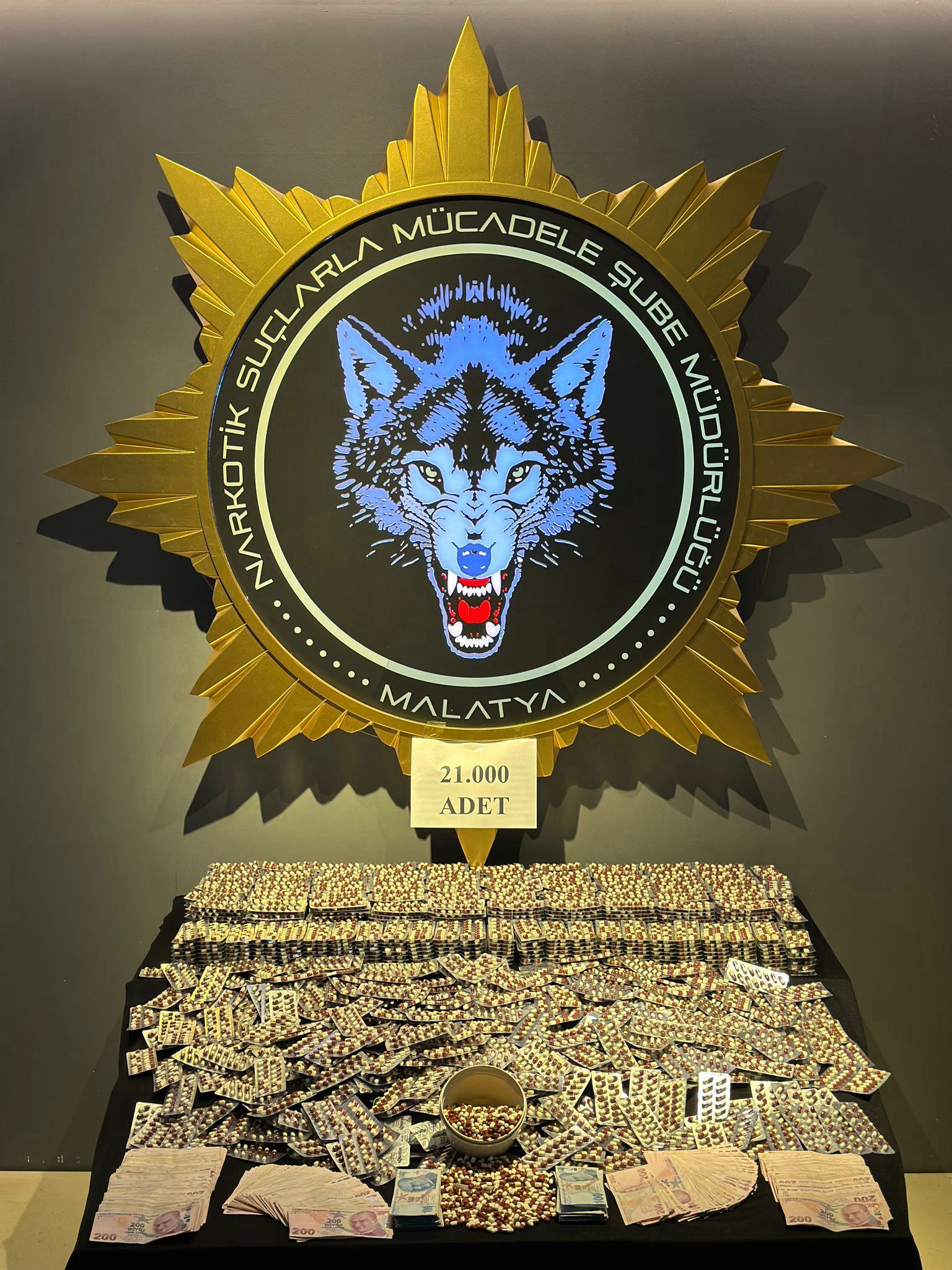 Malatya'da Uyuşturucu Operasyonu: Binlerce Hap ve Silaha El Konuldu