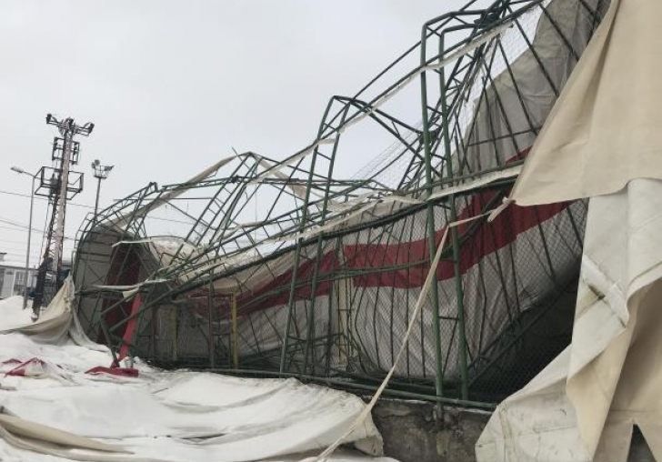 Malatya'da yoğun kar yağışı nedeniyle halı sahanın çatısı çöktü