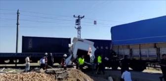 Malatya'da Yük Treniyle Çarpışan Tırın Sürücüsü Yaralandı