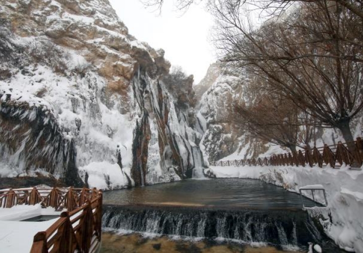 Malatya'daki Günpınar Şelalesi beyaza büründü