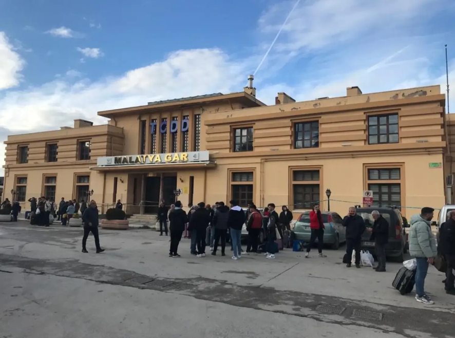 Malatya hızlı tren beklerken mavi trene otobüsle ulaştı