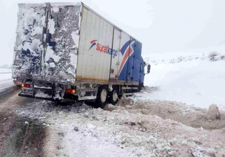 Malatya-Kayseri karayolunda kamyon ve tırlara kapatıldı