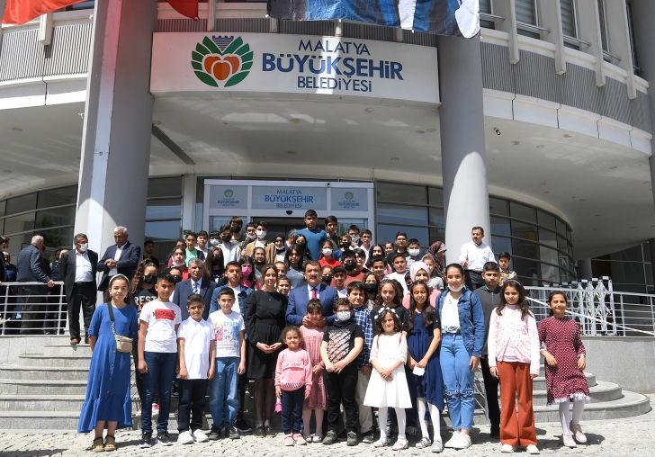 MALATYA KENT KONSEYİ ÇOCUK MECLİSİ BELEDİYE MECLİSİNDE BAŞKAN GÜRKAN İLE BİR ARAYA GELDİ