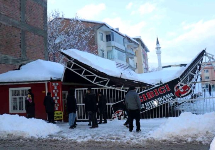 Malatyada kar nedeniyle otoparkın çatısı çöktü