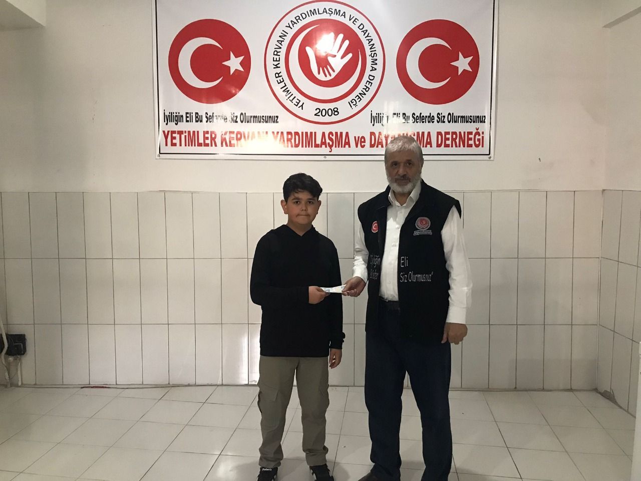 Malatyalı depremzede öğrenci bursunu yetimlere bağışladı!