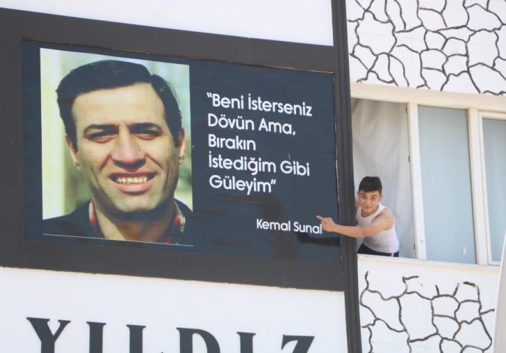  Malatyalılar, Kemal Sunalı apartman duvarındaki bu afişle unutmuyor