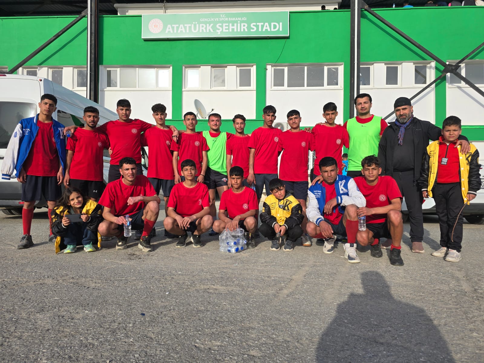 Malatyayı temsil etmek üzere  Hasan Akbudak İMKB  MeslekiTeknik Lisesi Erkek takımı katılıyor. 