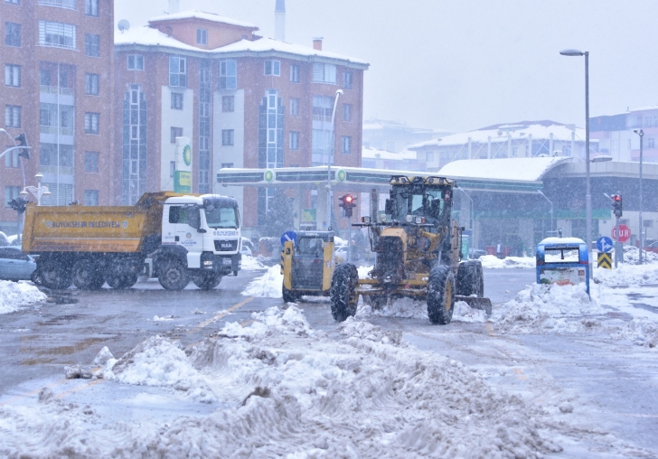 MASKİ EKİPLERİNDEN KAR TEMİZLİĞİNE TAM DESTEK