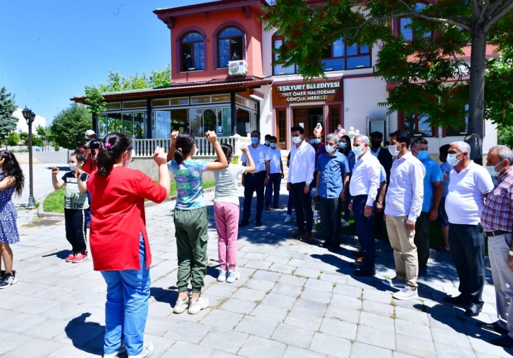 Mehmet Çınar, Şehit Ömer Halisdemir Gençlik Merkezini Ziyaret etti