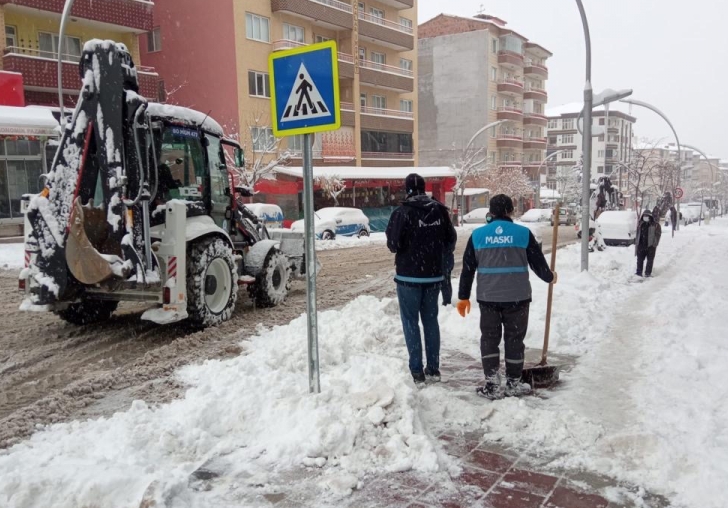 Merkez ve ilçelerde 400 iş makinası ile 1200 personel hizmet veriyor KARLA MÜCADELE ÇALIŞMALARI 7/24 DEVAM EDİYOR