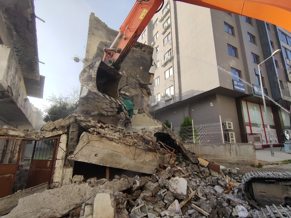 Mersin´de 3 katlı metruk bina kontrollü şekilde yıkıldı
