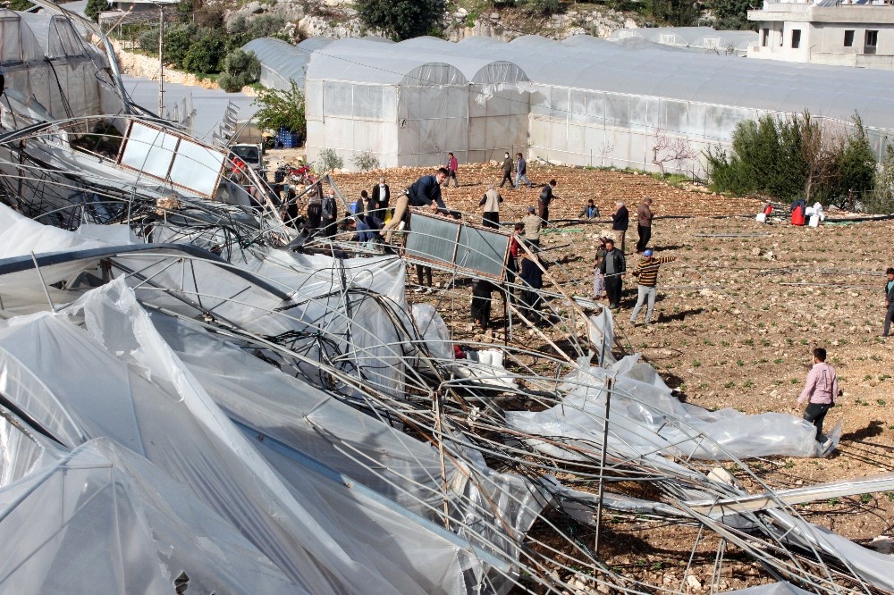 Mersin´de şiddetli rüzgar seraları yerle bir etti
