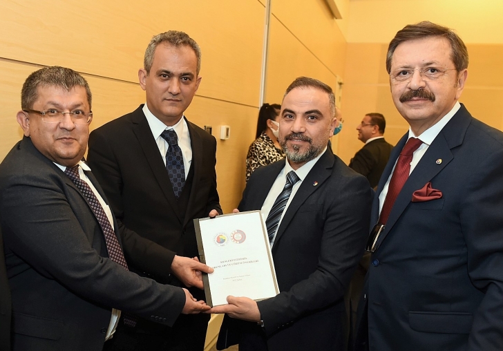 Mesleki eğitim dosyası Bakan Özere sunuldu