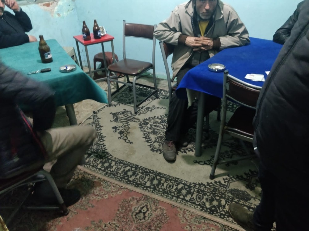 Metruk binada kumar oynarken yakalandılar
