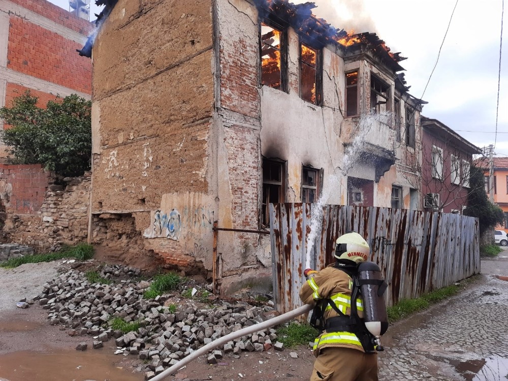 Metruk ev alevlere teslim oldu
