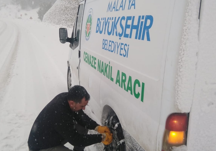 MEZARLIKLAR MÜDÜRLÜĞÜNÜN ZORLU KAR MESAİSİ