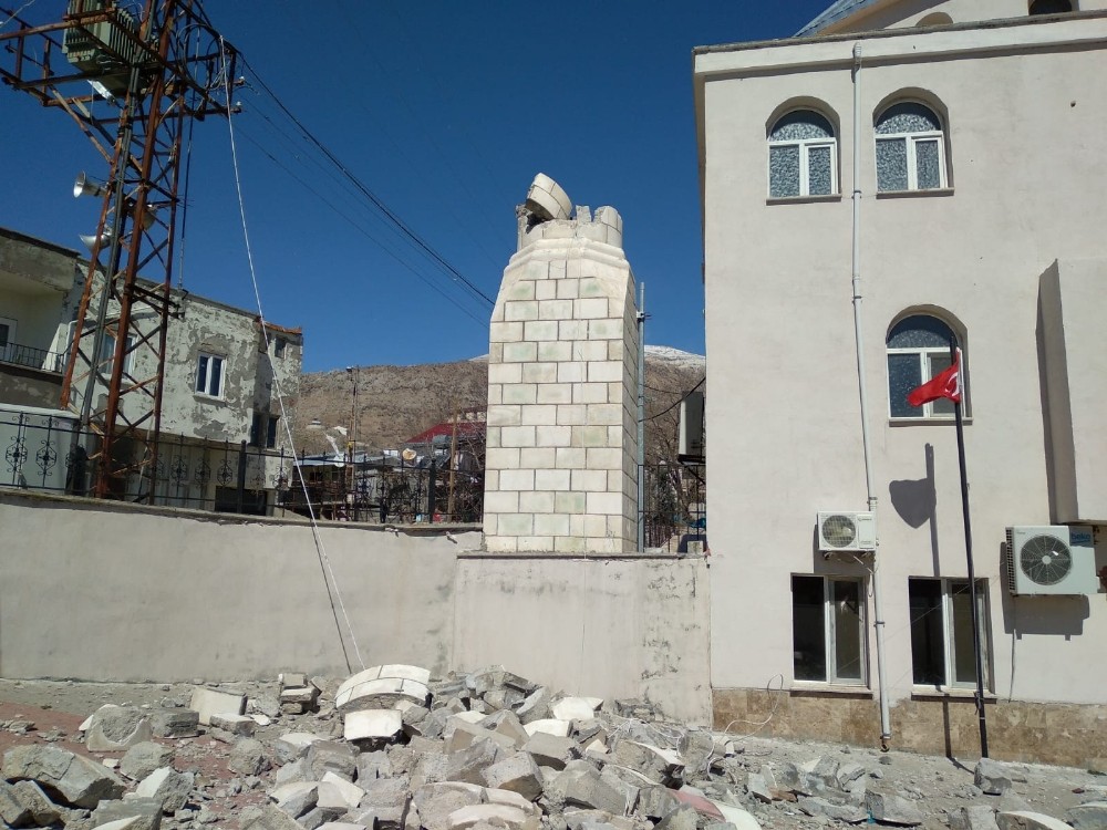 Minare evin üzerine devrildi
