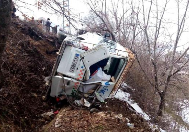 Minibüs ile otomobil çarpıştı: 17 yaralı