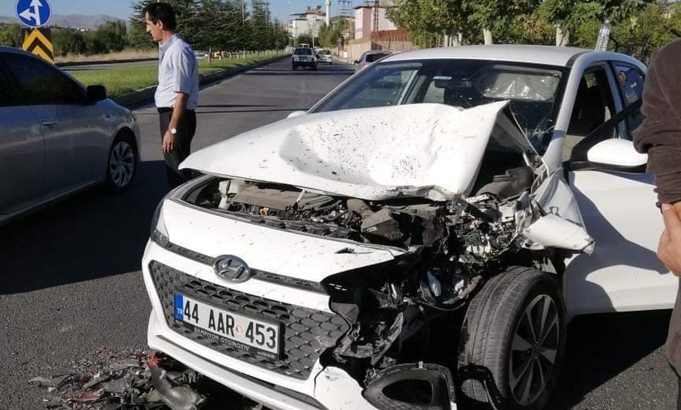 Minibüs ile otomobilin karıştığı trafik kazasında 1 kişi yaralandı.