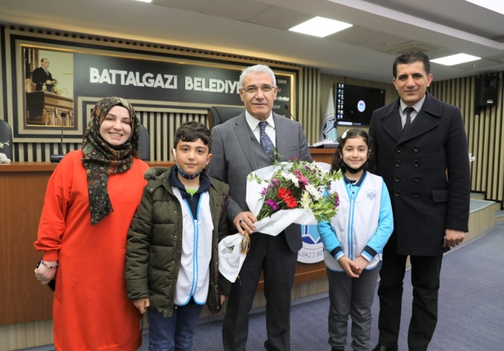 MİNİK ÖĞRENCİLERDEN BAŞKAN GÜDERE SORU YAĞMURU