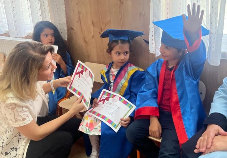 Minik Öğrencilerin Mezuniyet Heyecanı