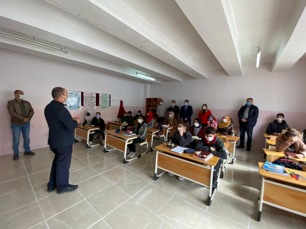 Miraç Kandili nedeniyle imam hatip ortaokullarında Kur´an-ı Kerim dağıtıldı
