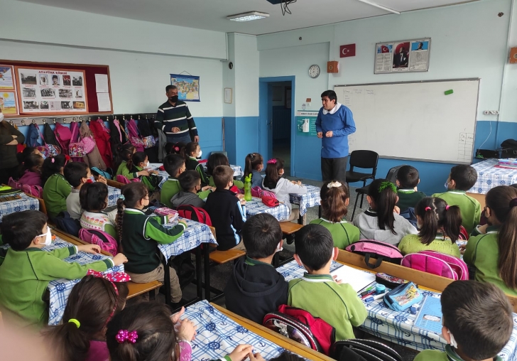 NE OLSAM BÜYÜYÜNCE KISA TİYATRO GÖSTERİSİ ÖĞRENCİLERLE BULUŞTU