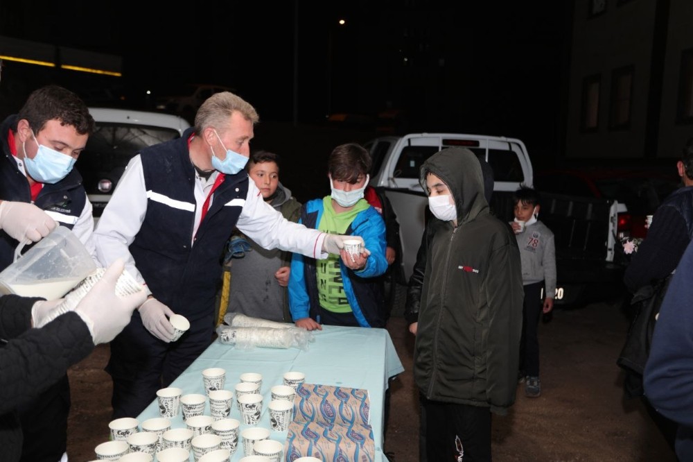 Nevşehir Belediyesi tarafından kandil gecesi vatandaşlara süt ikramı edildi
