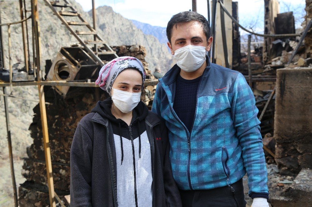 Nişanlı çift yangın enkazında altınlarını aradı
