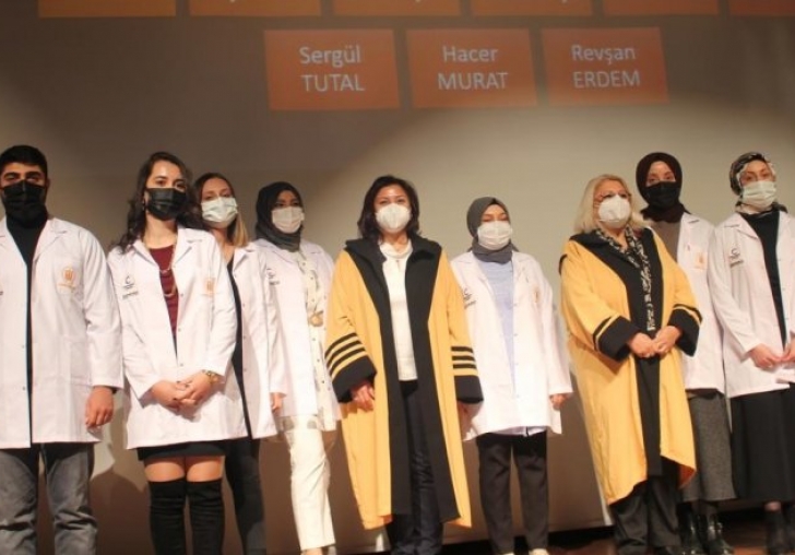 Öğrenciler beyaz önlük giydi