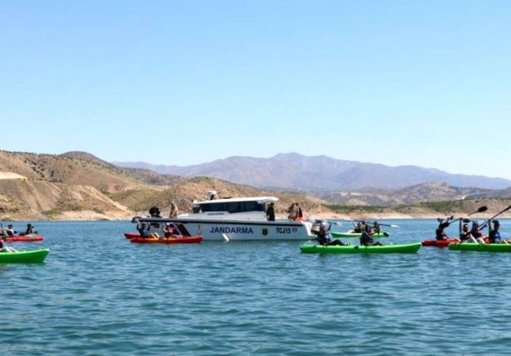 Öğrenciler Kanoyu Öğrenirken, Jandarma Eşlik Etti