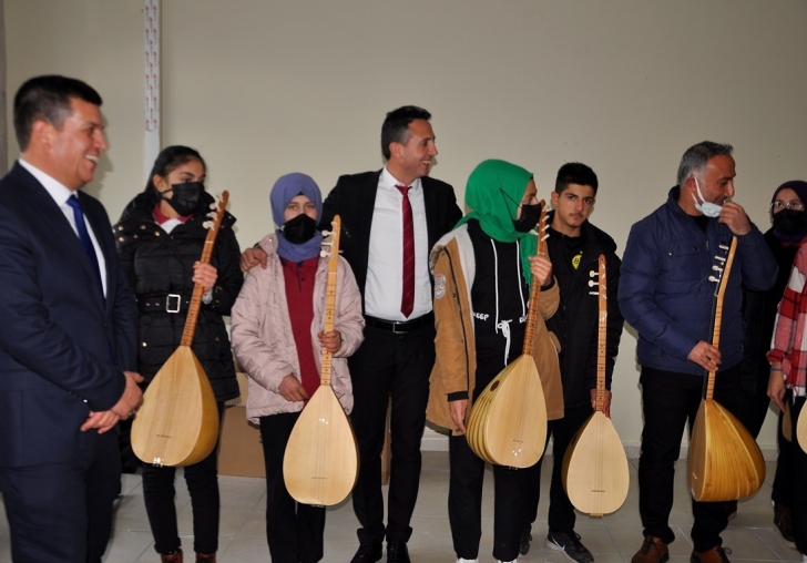 Öğrencilerden Müdür Kanbaya sazlı karşılama